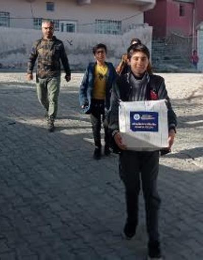 Mardin’de ortaokul öğrencileri gıda kolisi dağıttı