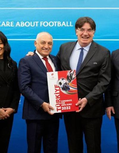 Türkiyenin EURO 2028 ve EURO 2032 adaylık dosyası UEFAya sunuldu