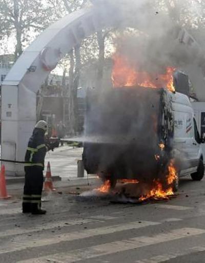 Ses sistemlerinin bulunduğu, belediyeye ait minibüs yandı