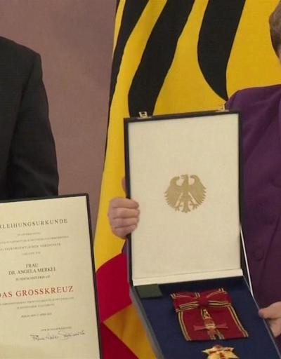 Angela Merkele liyakat nişanı... Eski Almanya Başbakanına üstün hizmet ödülü verildi