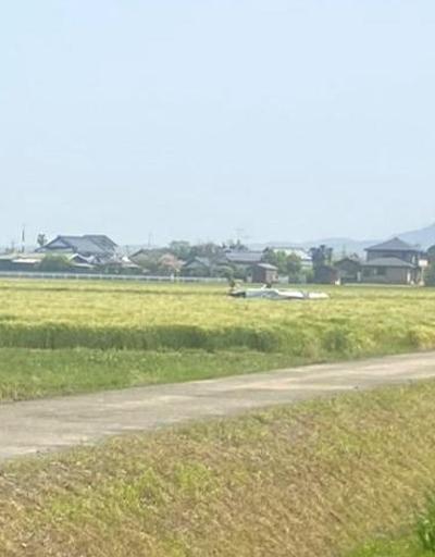 Japonyada eğitim uçağı tarlaya acil iniş yaptı: 2 yaralı