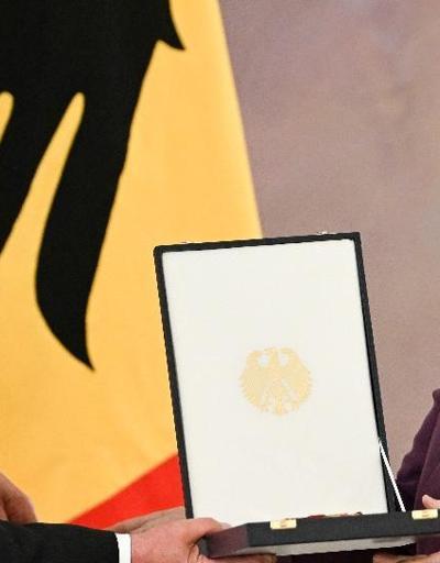 Merkel’e liyakat nişanı verildi