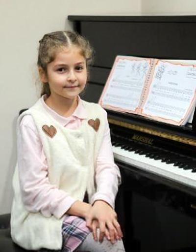 Bayraklı Belediyesi kursunda piyanoyla tanışan Birce Hüma, geleceğine sanatla yön veriyor