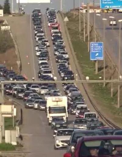43 ilin geçiş güzergahında trafik kilit: Tatilciler dönüş yoluna geçti
