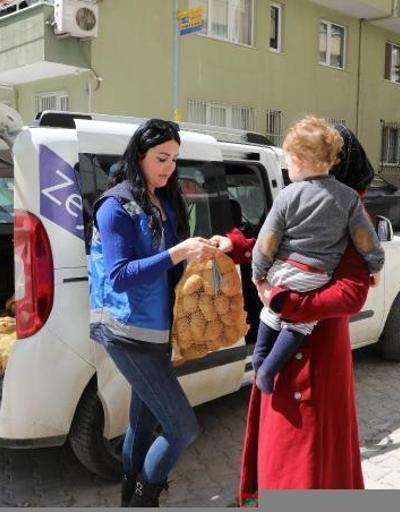 Mudanya Belediyesi ilçedeki vatandaşlara 30 ton patates dağıtıyor
