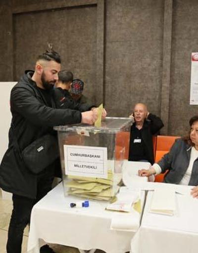 Antalya Havalimanında ilk oylar kullanıldı