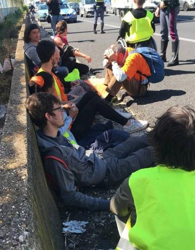 İtalyada iklim aktivistleri yolu kapattı, uzun araç kuyrukları oluştu