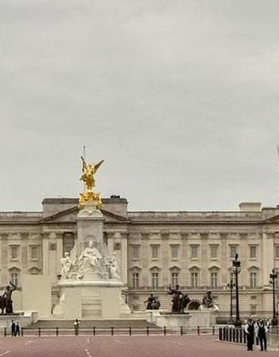 Buckingham Sarayı önünde hareketli dakikalar Bir kişi gözaltına alındı