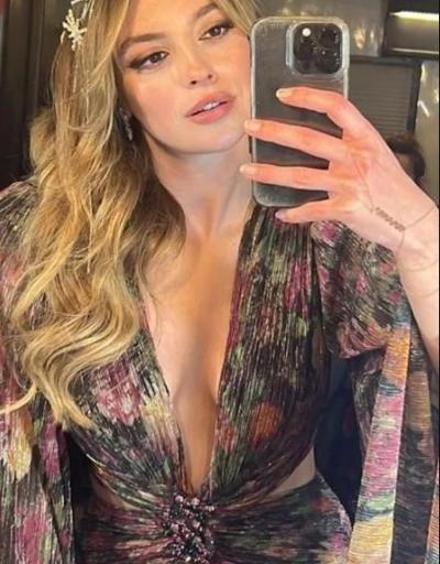 Melis Sezen göğüs dekolteli pozuyla nefes kesti