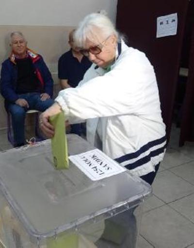 İzmirde seçmenler oy kullanmaya başladı