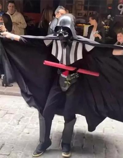 Birce Akalay, Darth Vader kostümüyle arkadaşına sürpriz yaptı