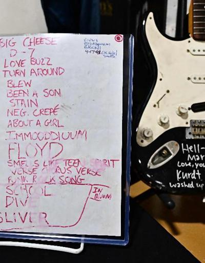 Kurt Cobainin sahnede parçaladığı gitar, rekor fiyata alıcı buldu