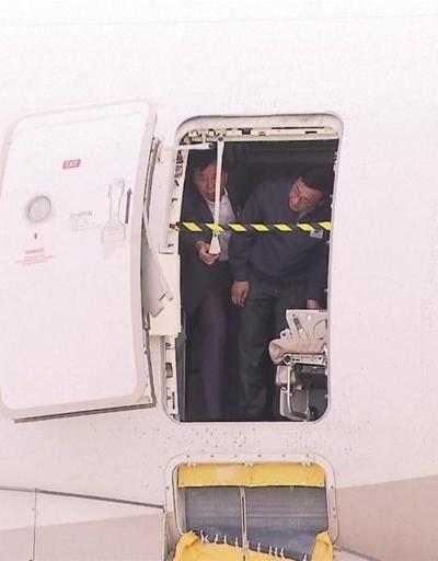 Uçuş sırasında uçağın kapısını açtı