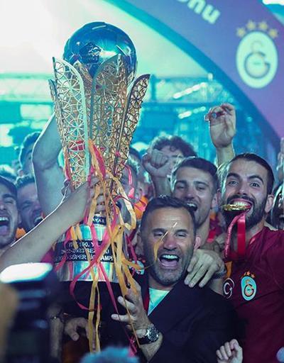 Şampiyon Galatasaray kupayı kaldırdı