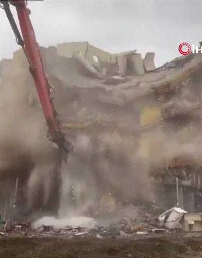 Elazığda ağır hasarlı bina yıkım sırasında çöktü