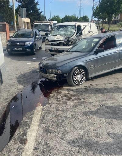 Sancaktepe’de otomobil ile minibüs kafa kafaya çarpıştı: 4 yaralı