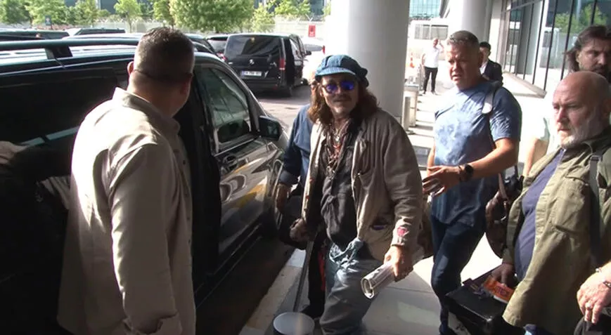 Johnny Depp İstanbulda Dikkat çeken koltuk değneği detayı