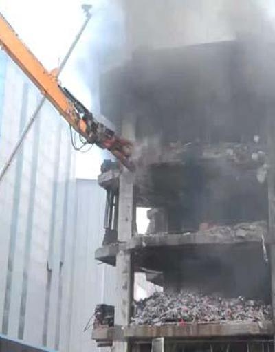 İkitellide yangın çıkan 6 katlı binanın yıkımına başlandı