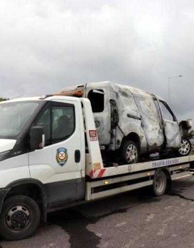 Bariyerlere çarpıp yanan hafif ticari aracın sürücüsü yaralandı