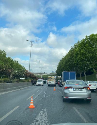 İstanbulda trafiği kilitleyen kaza: Araç hurdaya döndü