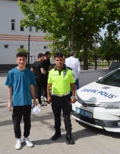 Yolda araçları arızalanan Sefayı sınava polis yetiştirdi