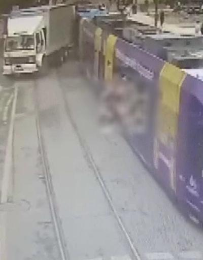 Zeytinburnunda tramvay kamyonun dorsesine çarptı