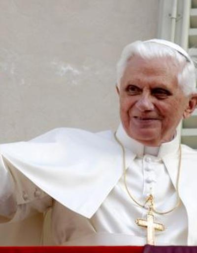 Eski Papa 16. Benedict’in haçı çalındı