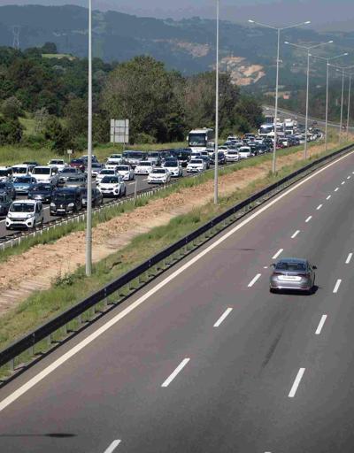 Anadolu Otoyolunda bayram trafiği: Kilometrelerce araç kuyruğu oluştu