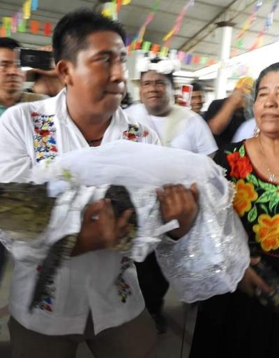 Gelinlik giydirdi, dans etti... Meksikalı belediye başkanı timsahla evlendi