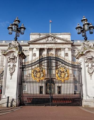 İngilterede bir kişi kendini Buckingham Sarayının kapılarına kelepçeledi