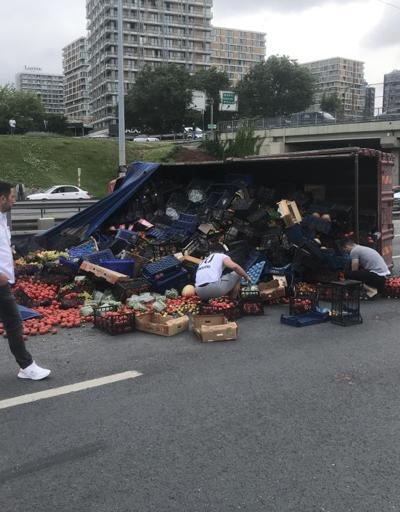 Sebze yüklü kamyon devrildi: Yüzlerce kilo sebze yola savruldu