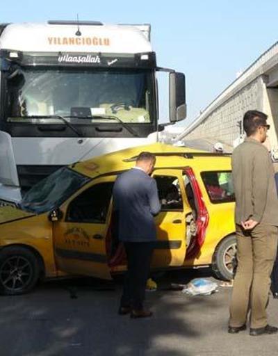 Kamyon çarptığı ticari taksiyi sürükledi: 4 ölü