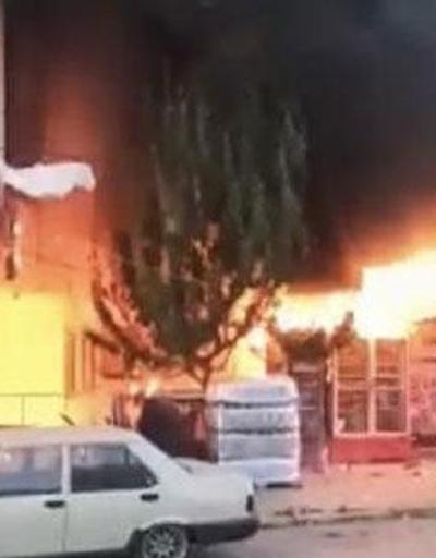 Arnavutköyde korkutan yangın: Sünger deposundan iki binaya sıçradı