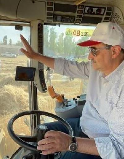 Eski Enerji ve Tabii Kaynaklar Bakanı Fatih Dönmez, buğday hasadına katıldı