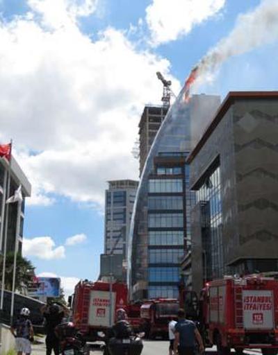 SON DAKİKA: Ataşehirde iş merkezinin dış cephesi yanıyor