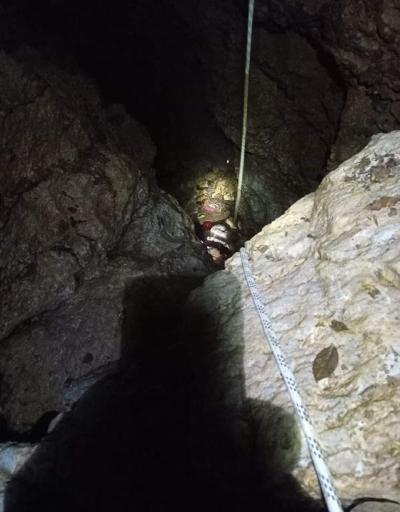 40 metre derinliğindeki mağaraya düşen danayı itfaiye kurtardı