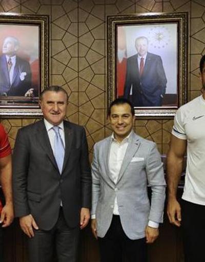 Gençlik ve Spor Bakanı Bak, şampiyon güreşçileri kabul etti