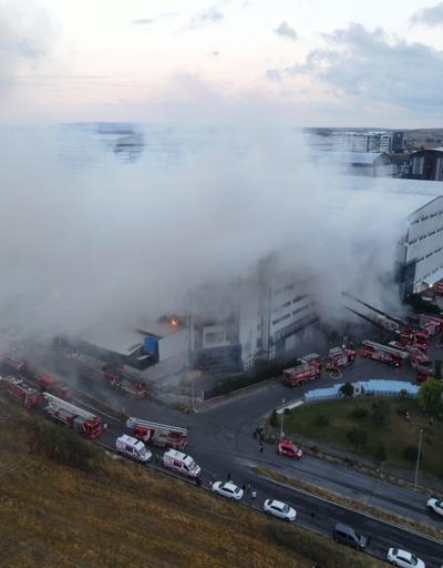 Arnavutköyde fabrika yangını Dumanlar gökyüzünü kapladı