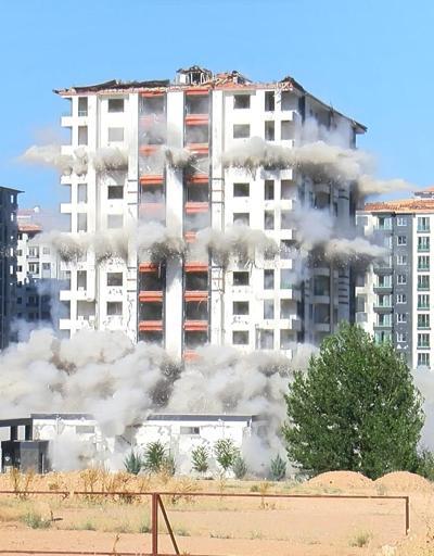 Malatyada ağır hasarlı 12 katlı bina, patlayıcı ile yıkıldı