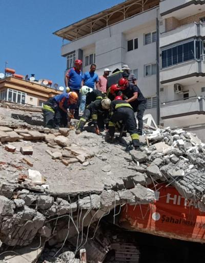 Ağır hasarlı bina yıkım sırasında çöktü: Enkaz altında kalan kepçe operatörü öldü
