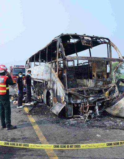 Pakistan’da kaza yapan otobüs alev aldı: 20 ölü, 15 yaralı