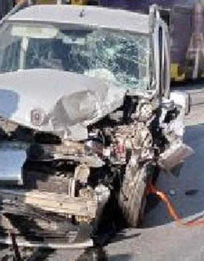 Zeytinburnunda hafif ticari araç tramvay yoluna girdi: 1 yaralı