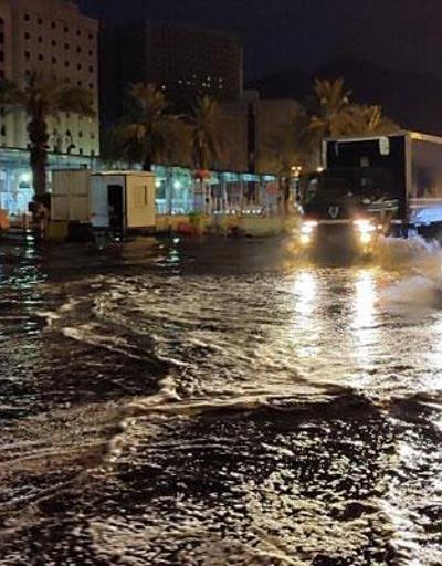 Kabe’de şiddetli yağış: İbadet eden Müslümanlar zor anlar yaşadı