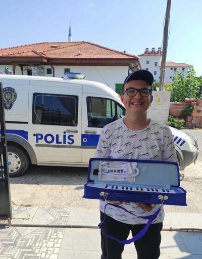Muğlada polis, otizmli Kemale sürpriz doğum günü yaptı