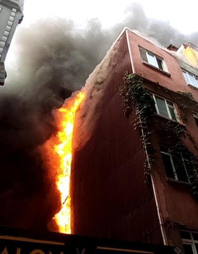 Beyoğlunda 5 katlı binada yangın