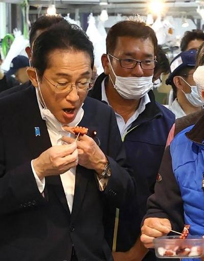 Fukuşimadaki suyun güvenilirliğini ispatlama amacı: Japon başbakan yine deniz mahsulü yedi