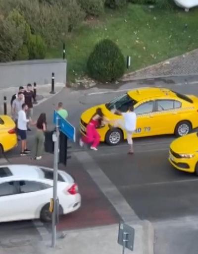 Beyoğlunda taksici ile kadınların kavgası kamerada