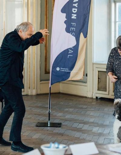 Danimarka’daki klasik müzik festivalinde orkestraya 3 köpek katıldı