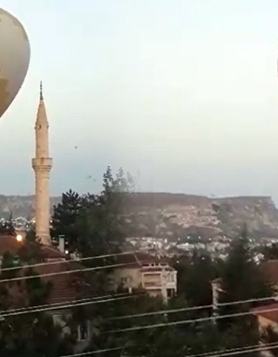Sıcak hava balonu cami minaresindeki aleme çarptı; o anlar kamerada