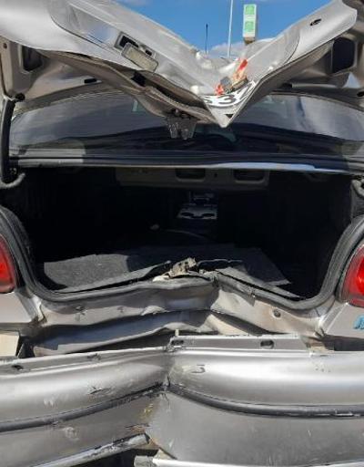 Sürücüsünün kontrolünü kaybettiği otomobil ağaca çarptı :2 yaralı